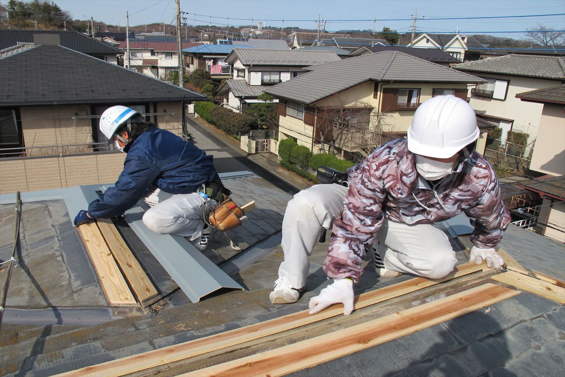 屋根板金工事をする男性スタッフ_R